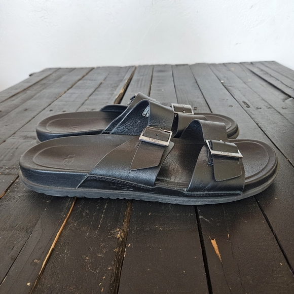 UGG Men\'s 11 Black Sandals with Silver Buckles Slides Wainscott main image 4
